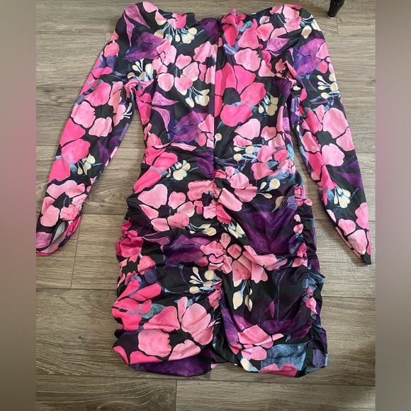 H&M gathered puff-sleeve short fitted dress. - Picture 2 of 4